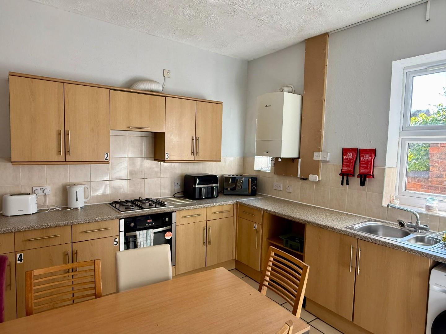 142 kitchen.jpg